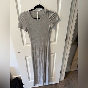 Aritzia Babaton midi t shirt dress